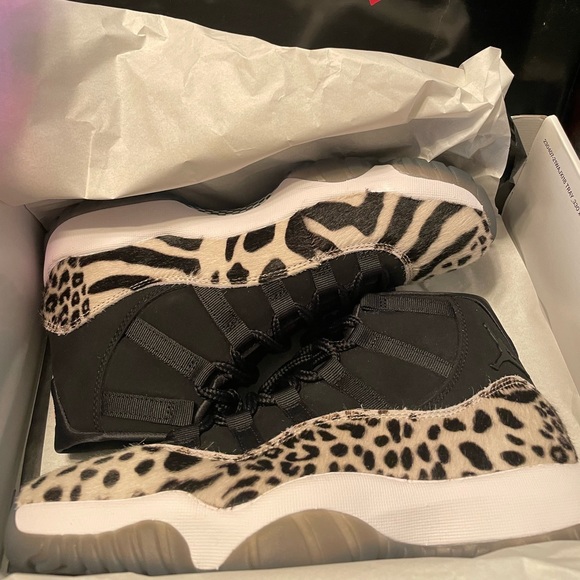 WOMEN'S AIR JORDAN RETRO 11 BASKETBALL SHOES